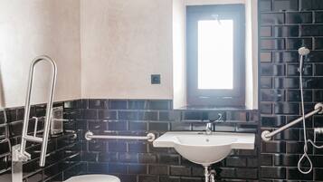 Ein Badezimmer mit Toilette, Waschbecken und Duschbereich.