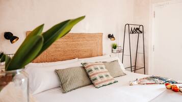 Betten mit Memory-Foam-Matratzen, individuell dekoriert