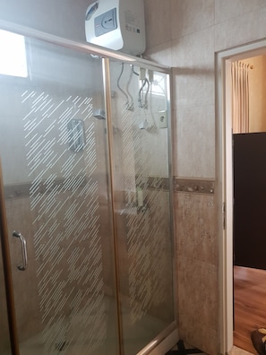 Villa, 5 Bedrooms | Bathroom shower
