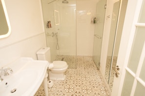 Premium House, 1 Queen Bed, Non Smoking | Bathroom | Shower, free toiletries, hair dryer, bathrobes