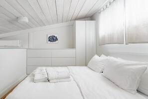 Premium House, 1 Queen Bed, Non Smoking | Desk, iron/ironing board, cots/infant beds, free WiFi