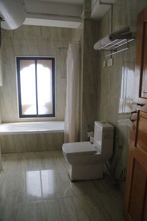 Shower, slippers, towels - Hotel Golden Roots (Thimphu)