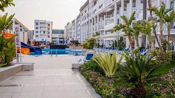 4 piscines extérieures