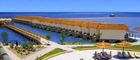 4 สระว่ายน้ำกลางแจ้ง