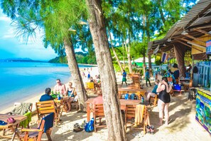 Breakfast, lunch and dinner served - Baan Tubkaek Hotel (Krabi)