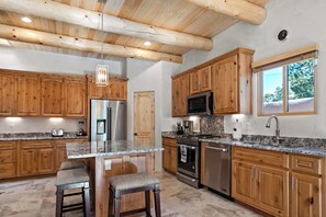 Fridge, microwave, oven, stovetop - Bonita - Spacious Home, Walk to the Plaza (Santa Fe)