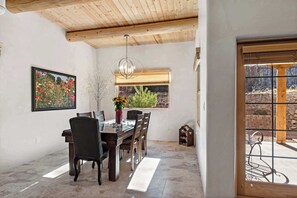 Dining - Bonita - Spacious Home, Walk to the Plaza (Santa Fe)