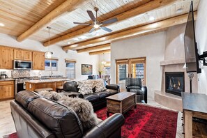 Smart TV, fireplace, offices - Bonita - Spacious Home, Walk to the Plaza (Santa Fe)