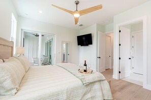 4 bedrooms, iron/ironing board, Internet, bed sheets