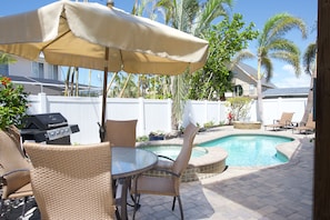 Outdoor dining - Sea la Vie offers Bay Views, Pool, and is Pet Friendly (Fort Myers Beach)