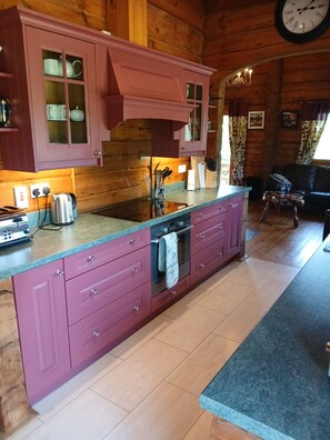 Wasserkocher mit Kaffee-/Teezubehör, Kühlschrank, Mikrowelle, Ofen