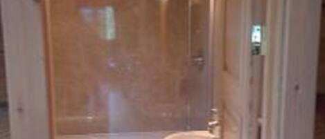 مجففات شعر، مناشف، صابون، ورق حمّام