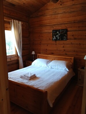 2 bedrooms, iron/ironing board, travel cot, WiFi - Chalet Rus. Luxury log cabin with all your creature comforts. (FORT WILLIAM)