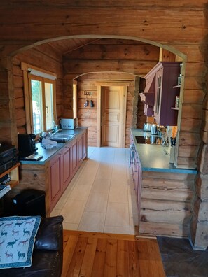 Coffee/tea maker, fridge, microwave, oven - Chalet Rus. Luxury log cabin with all your creature comforts. (FORT WILLIAM)