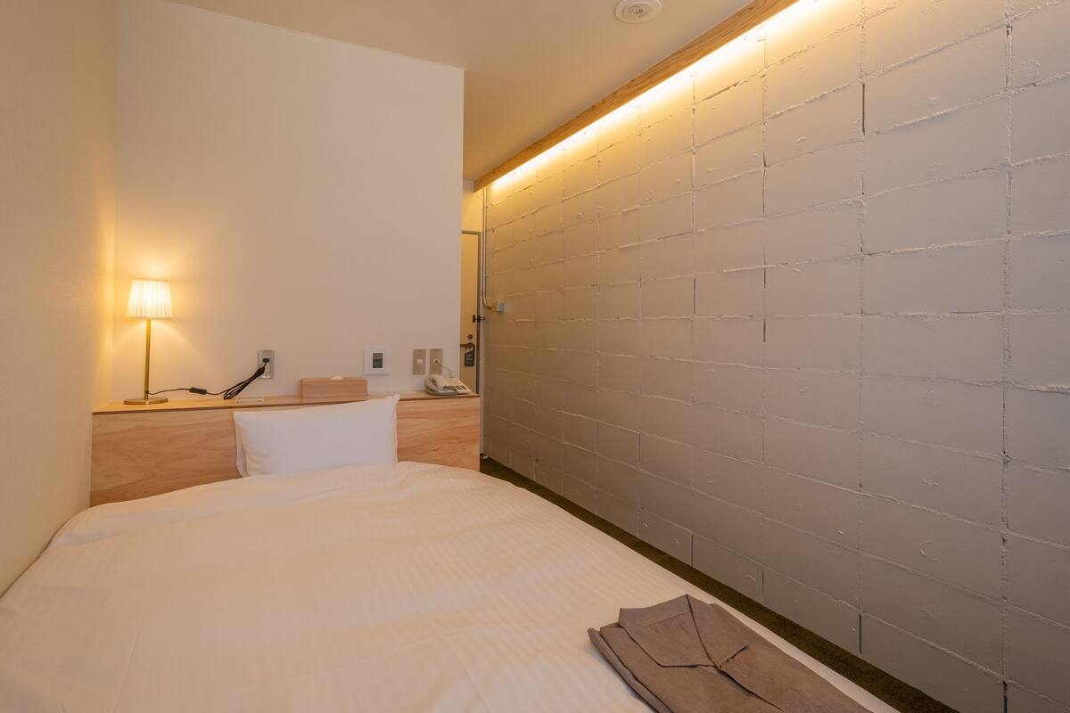 business double room single use, non smoking | desk, iron/ironing board, free wifi, bed sheets
