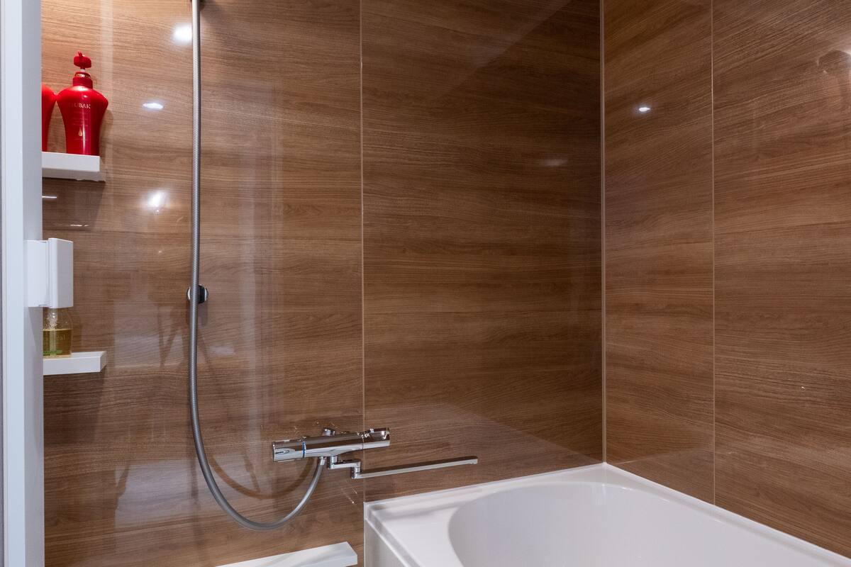 triple room, 2 bedrooms, non smoking | bathroom | combined shower/bathtub, free toiletries, hair dryer, slippers