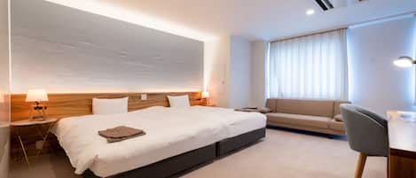 Driepersoonskamer, 2 slaapkamers, niet-roken | Een bureau, een strijkplank/strijkijzer, gratis wifi, beddengoed