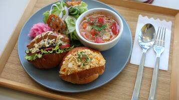 Daily full breakfast (JPY 1000 per person)