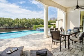 Una piscina al aire libre, una piscina climatizada