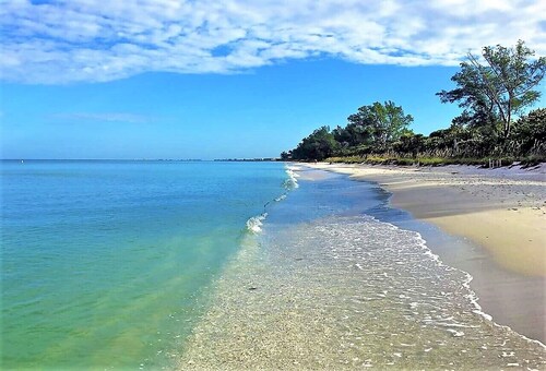 5 Schlafzimmer / 4 Baeder / Wasserlage  / heizbarer Pool & Whirlpool / Suedlage