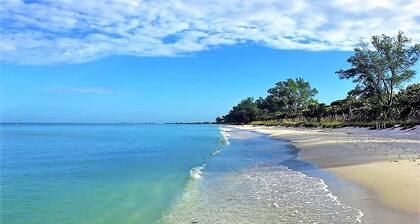 5 Schlafzimmer / 4 Baeder / Wasserlage / heizbarer Pool & Whirlpool / Suedlage