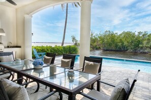 Outdoor dining - 5 bedrooms / 4 bathrooms / waterfront / heated pool & whirlpool / south facing (Cape Coral)