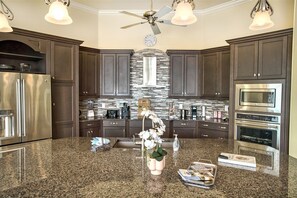 Fridge, microwave, oven, stovetop - 5 bedrooms / 4 bathrooms / waterfront / heated pool & whirlpool / south facing (Cape Coral)