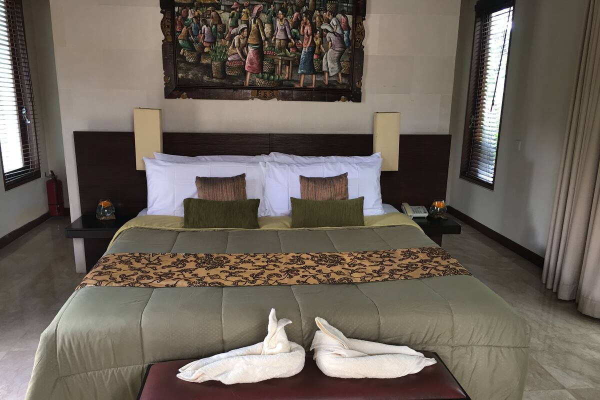Suite, Non Smoking, Ocean View | In-room safe, desk, WiFi (free), bed sheets