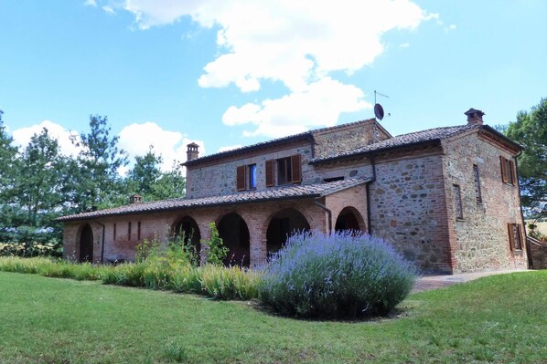 المنشأة من الخارج