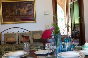 Interior - Apartment with private covered terrace in front of the garden (Torrita di Siena)