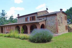 Exterior - Apartment with private covered terrace in front of the garden (Torrita di Siena)
