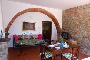 Interior - Apartment with private covered terrace in front of the garden (Torrita di Siena)