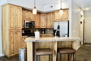 Geladeira, micro-ondas, fogão, cooktop