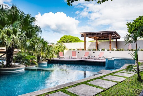 2BR with additional bonus room, roof terrace & walking distance to the beach