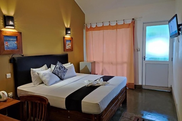 Deluxe-Doppelzimmer, 1 Doppelbett, barrierefrei, Poolblick | Hochwertige Bettwaren, Betten mit Memory-Foam-Matratzen, Minibar