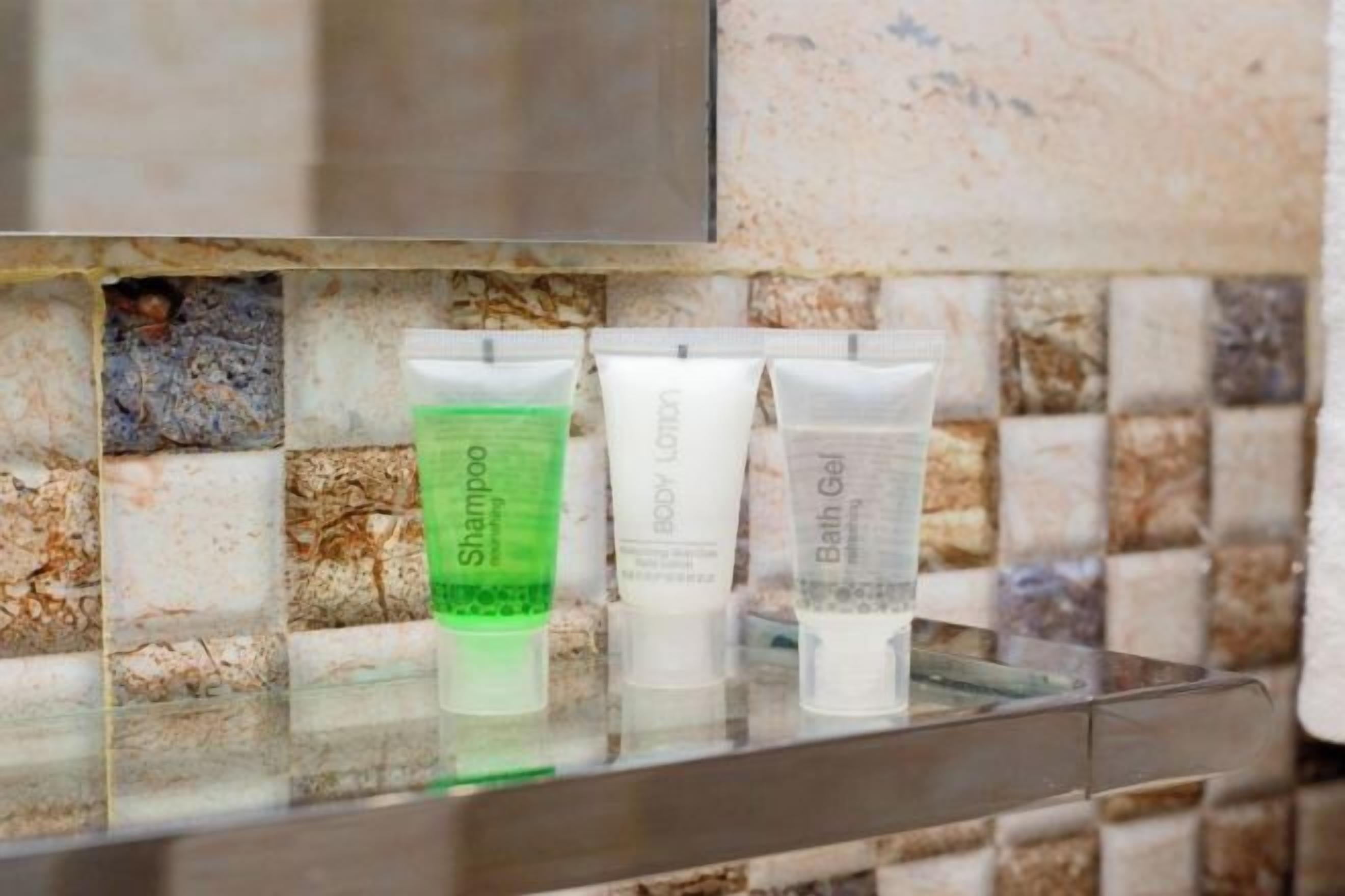 Suihku, sadesuihkupää, ympäristöystävälliset hygieniatuotteet, tohvelit