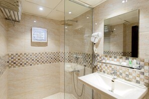 Shower, rainfall showerhead, eco-friendly toiletries, slippers - Hotel The Capital (Dhaka)