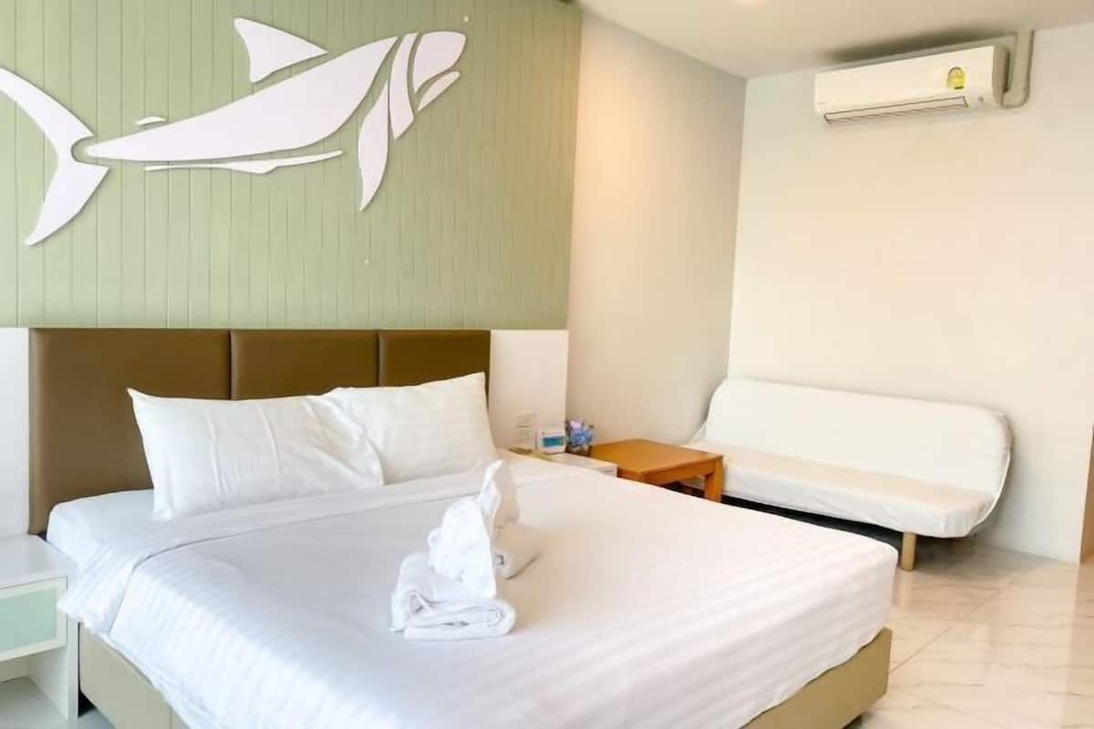 Premium bedding, in-room safe, desk, laptop workspace