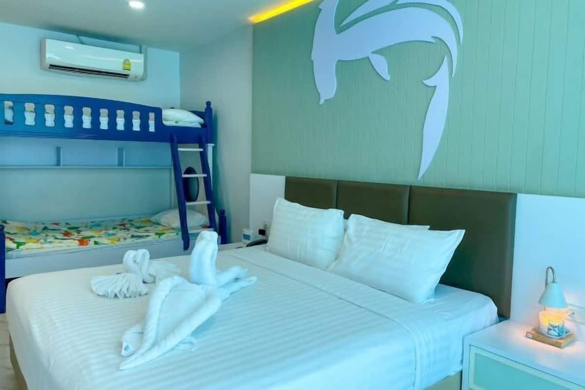 Premium bedding, in-room safe, desk, laptop workspace