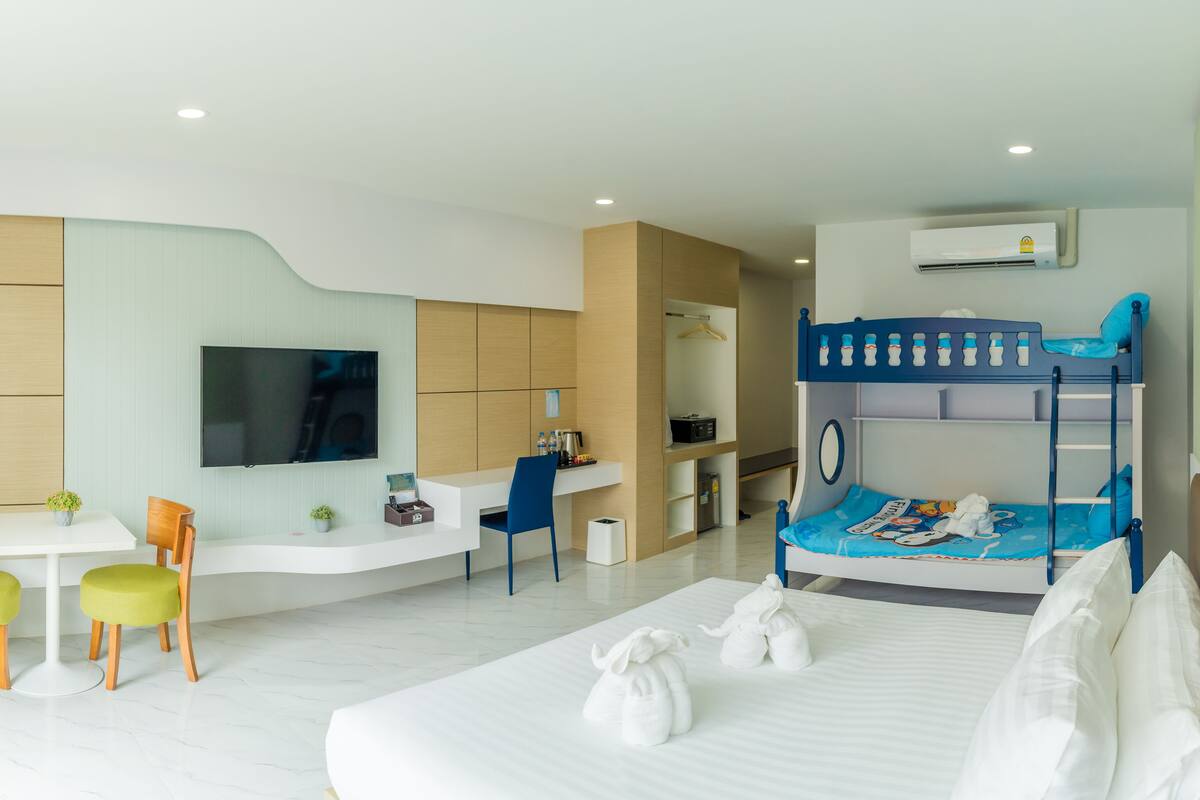 Premium bedding, in-room safe, desk, laptop workspace