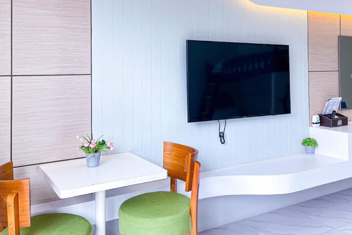 Grand Bunk Bed Pool Access | Premium bedding, in-room safe, desk, laptop workspace