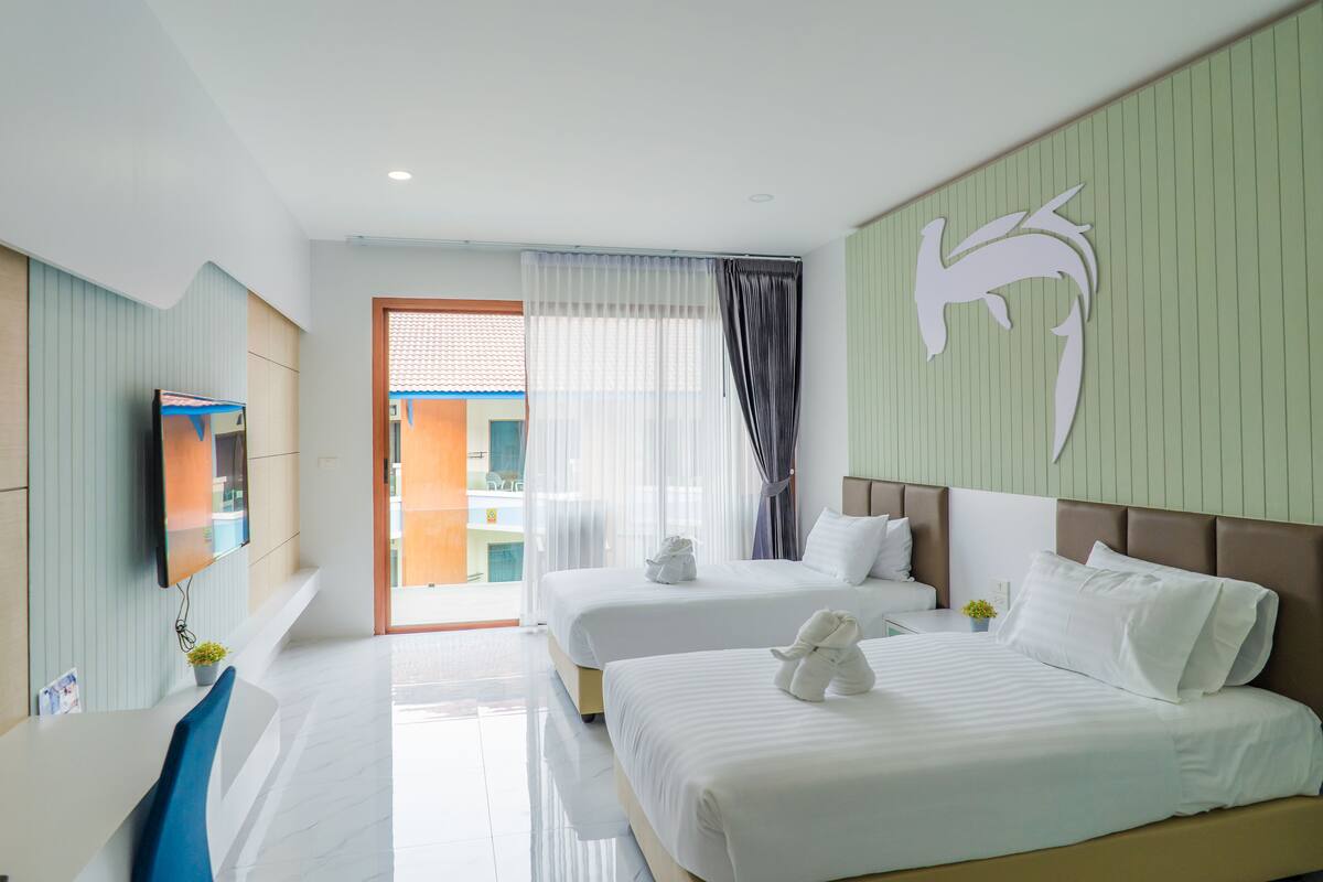 Deluxe Twin Room | Premium bedding, in-room safe, desk, laptop workspace