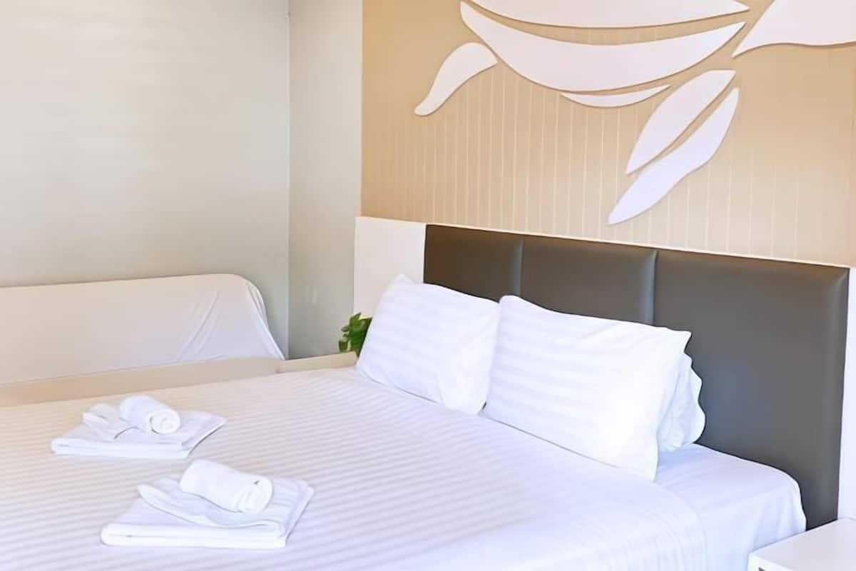 1 bedroom, premium bedding, in-room safe, desk