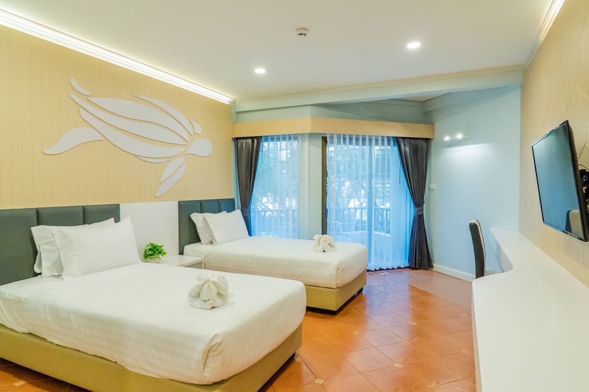 Superior Twin Room | Premium bedding, in-room safe, desk, laptop workspace