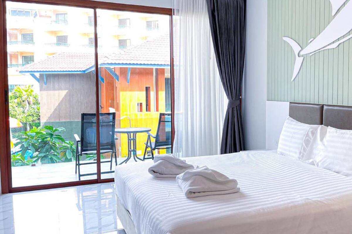 Deluxe King Room | Premium bedding, in-room safe, desk, laptop workspace