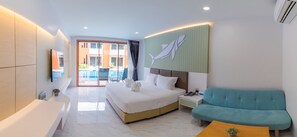 Deluxe kamer | Luxe beddengoed, een kluis op de kamer, een bureau, een laptopwerkplek