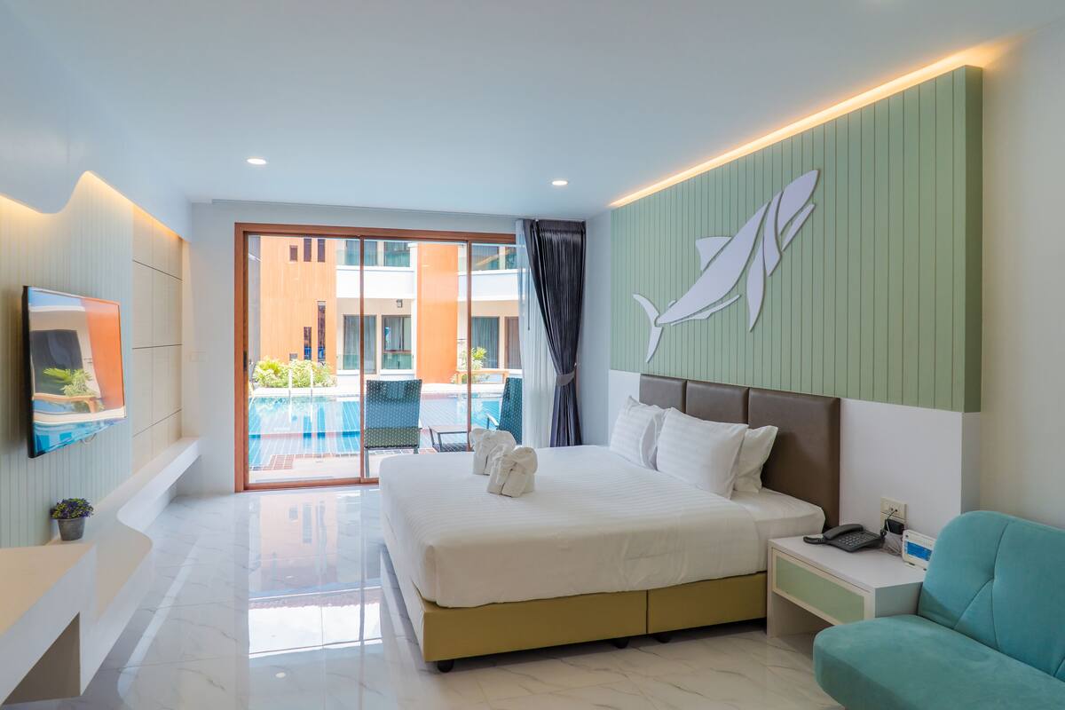 Deluxe Pool Access | Premium bedding, in-room safe, desk, laptop workspace