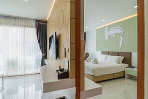 2Bed Room Family Suite | Luxe beddengoed, een kluis op de kamer, een bureau, een laptopwerkplek