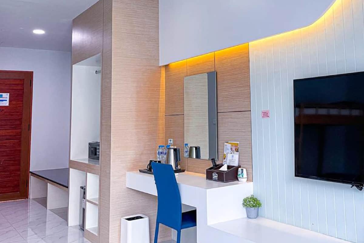 Grand Twin Pool Access | Premium bedding, in-room safe, desk, laptop workspace