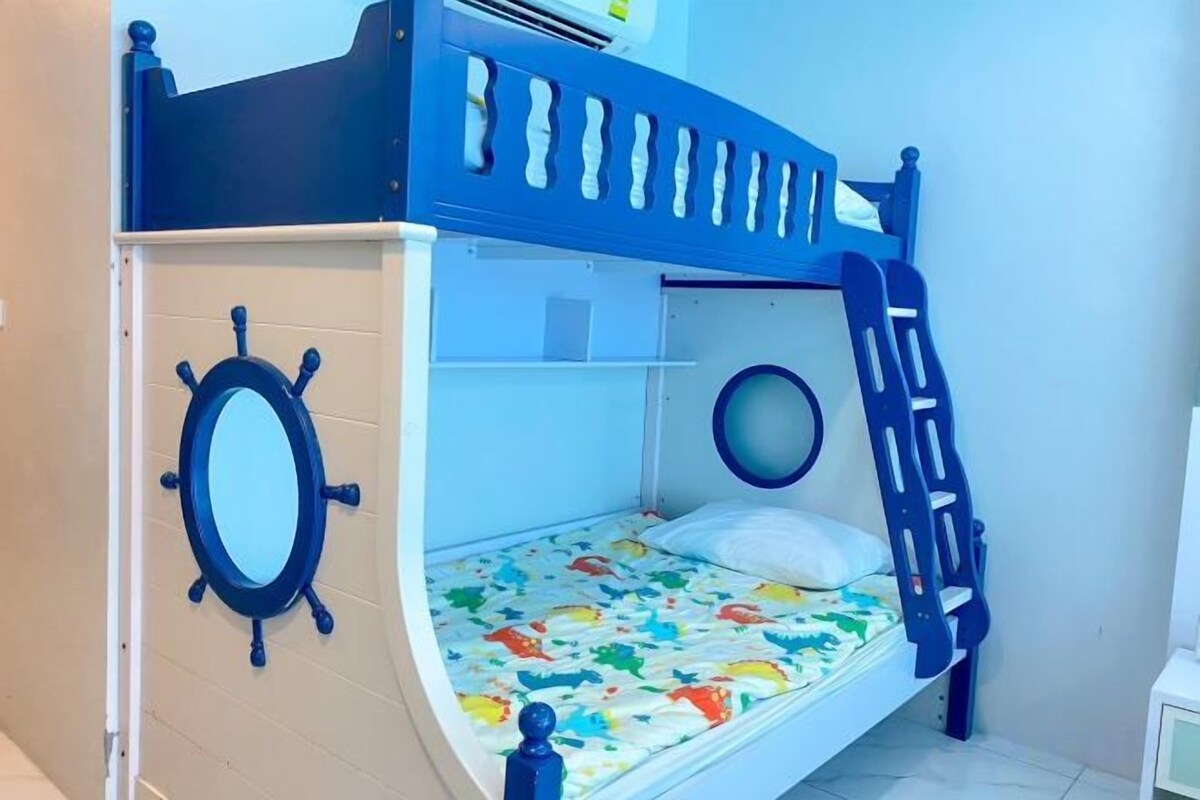 Premium bedding, in-room safe, desk, laptop workspace